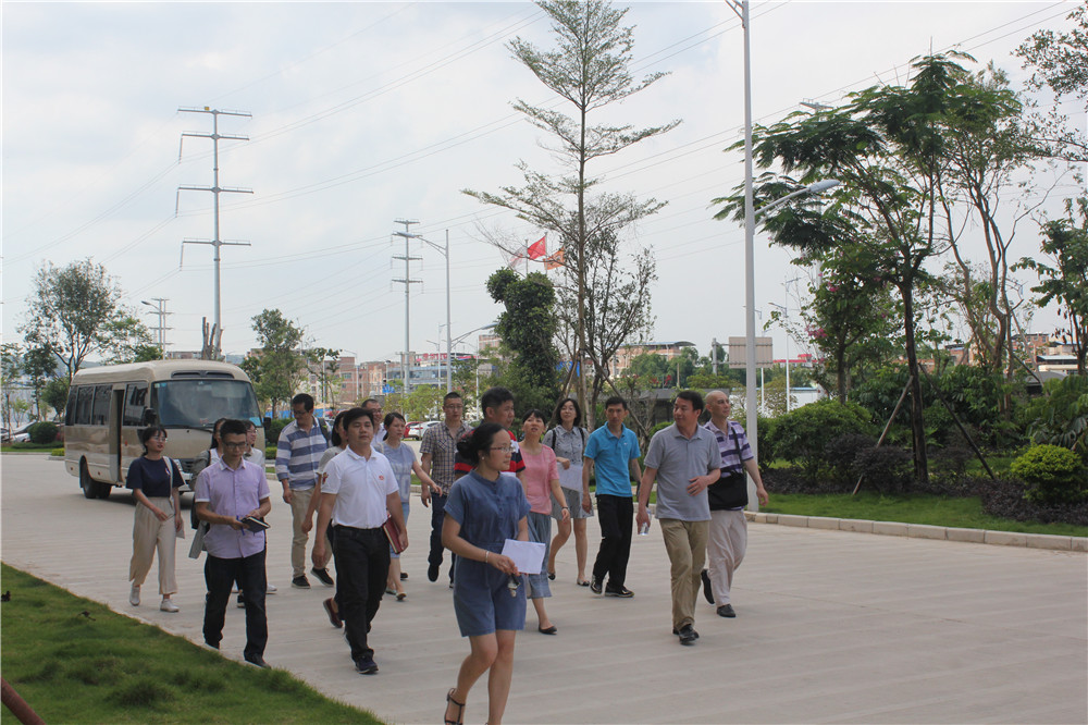 市發(fā)展改革委、中國社科院經濟研究所一行到皇氏集團華南新廠參觀調研