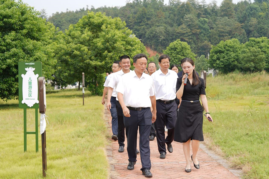 寧鄉(xiāng)市市委副書記、市長黃滔一行蒞臨皇氏集團湖南優(yōu)氏歐冠牧場調(diào)研